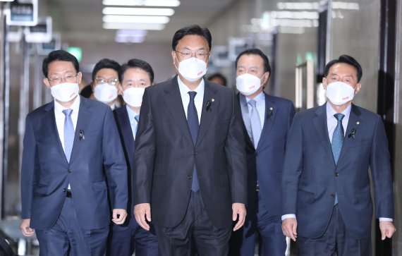 정진석 "尹대통령 전화받은 게 없다.. 친윤계 아닌 듯"