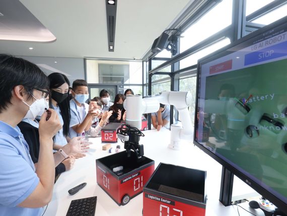 서울 마곡에 위치한 'LG디스커버리랩 서울'에서 학생들이 시각지능을 활용해 사물을 분류하는 로봇의 원리에 대해 학습하고 있다.<div id='ad_body3' class='mbad_bottom' ></div> LG제공