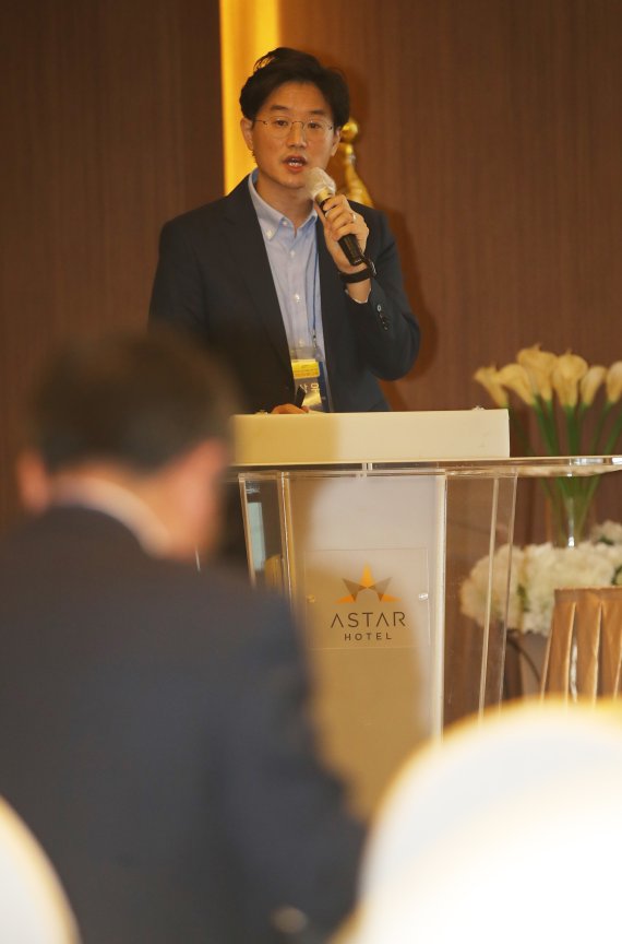 신상우 국가우주정책연구센터 선임연구원이 10일 제주시 제주아스타호텔에서 열린 제5회 제주플러스전문가포럼에서 '선진국의 우주산업 키워드: 우주 지속가능성'을 주제로 발제하고 있다. 이날 포럼은 제주대학교·제주테크노파크·뉴스1 공동주최, 뉴스1제주본부 주관, 제주도 후원으로 열렸다. 2022.11.10/뉴스1 ⓒ News1 오현지 기자