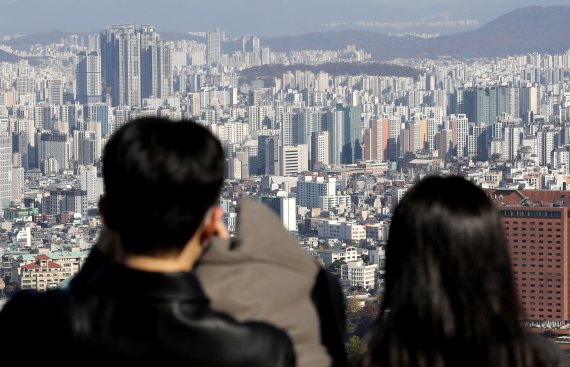 서울 중구 남산에서 내려다본 시내 아파트 단지. /뉴스1