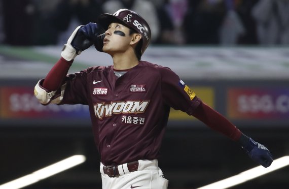 [인천=뉴시스] 정병혁 기자 = 8일 인천 SSG랜더스필드에서 열린 2022 KBO 한국시리즈 6차전 키움 히어로즈와 SSG 랜더스의 경기, 6회초 1사 주자 없는 상황 키움 이정후가 솔로 홈런을 친 뒤 그라운드를 달리며 기뻐하고 있다. 2022.11.08. jhope@newsis.com