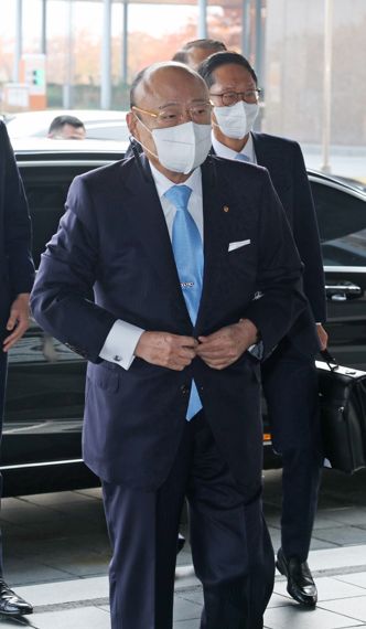 김승연 한화그룹 회장이 10일 오후 서울 여의도 63빌딩에서 열린 현암(玄巖) 김종희 한화그룹 창업주 탄생 100주년 기념행사에 참석하고 있다. 사진=김범석 기자