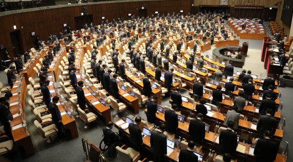 10일 서울 여의도 국회에서 열린 본회의에서 여야 의원들이 '이태원 참사' 희생자 추모 묵념을 하고 있다. 사진=뉴스1