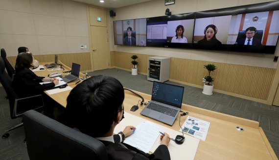 서울중앙지법에 10일 영상재판전용법정이 개소했다. 사진은 9일 진행된 영상재판 시연회 모습.. 2022.11.10/뉴스1 ⓒ News1 장수영 기자