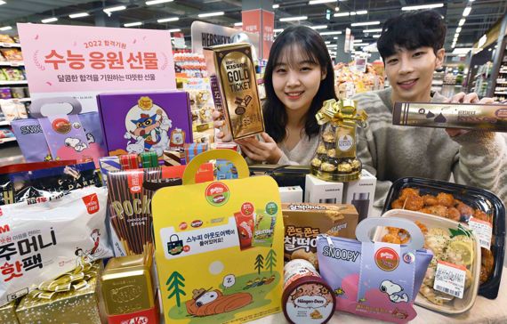 모델이 서울 등촌동 ‘홈플러스 메가푸드마켓’ 강서점에서 수능 응원 먹거리·용품을 선보이고 있다. 홈플러스 제공.