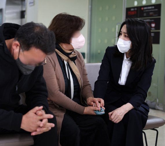 김건희 여사 이태원 참사 뇌사 판정 장병 가족 위로하며 눈물 [뉴시스pic] 파이낸셜뉴스