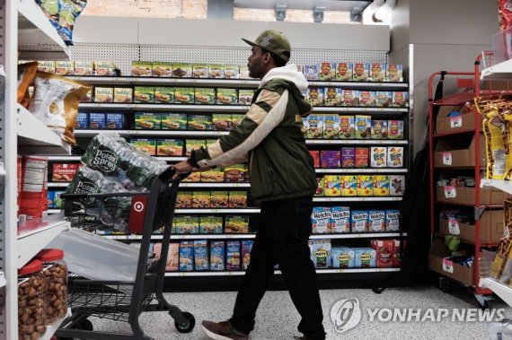 미국의 한 슈퍼마켓에서 소비자가 장을 보고 있다. AFP 연합뉴스