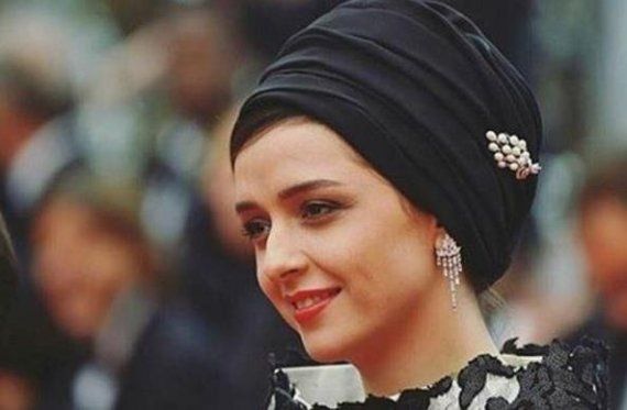 히잡 벗고 긴생머리 드러낸 이란 국민 여배우... 그녀가 적은 '세 단어'