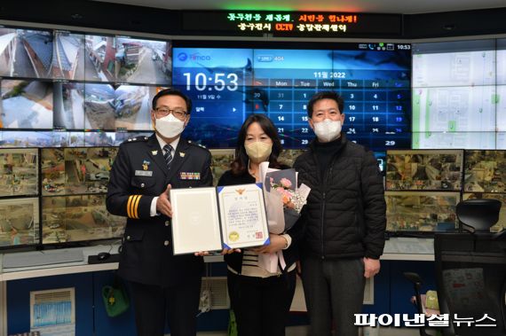 동두천경찰서 동두천시 CCTV통합관제센터 관제요원에게 감사장 수여. 사진제공=동두천시