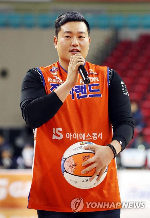 2016년 프로농구 시구 행사에 나섰던 최지만 인사말 하는 최지만 (인천=연합뉴스) 윤태현 기자 = 미국프로야구 로스앤젤레스 에인절스에서 뛰고 있는 최지만이 2일 인천 삼산월드체육관에서 열린 남자프로농구 인천 전자랜드 엘리펀츠와 울산 모비스 피버스의 경기에서 시투자로 나서 관중에게 인사말을 하고 있다. 2016.12.2 tomatoyoon@yna.co.kr (끝)