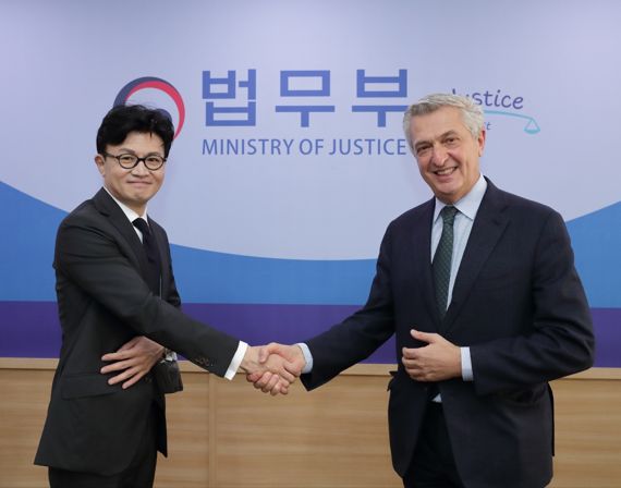 한동훈 법무부장관과 필리포 그란디 유엔난민기구 최고대표./사진=법무부 제공