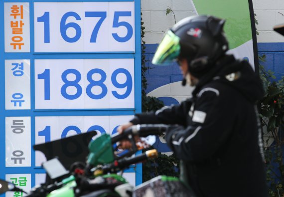 [서울=뉴시스] 권창회 기자 = 경유가 휘발유보다 비싼 '가격 역전' 현상이 갈수록 심화하며 경유와 휘발유 L(리터)당 평균 판매 가격 차이가 200원 이상으로 벌어졌다. 31일 한국석유공사 유가정보사이트 오피넷에 따르면 전국 주유소의 휘발유와 경유 평균 판매가격은 L당 각각 1660.70원, 1868.15원을 기록했다. 사진은 31일 오전 서울 시내 한 주유소에 유가 정보가 표시돼 있다. 2022.10.31. kch0523@newsis.com