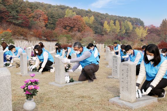 프리드라이프 임직원들이 순국선열의 날을 맞아 서울 동작구에 위치한 국립 서울 현충원을 찾아 묘역 정화 봉사활동을 진행하고 있다.