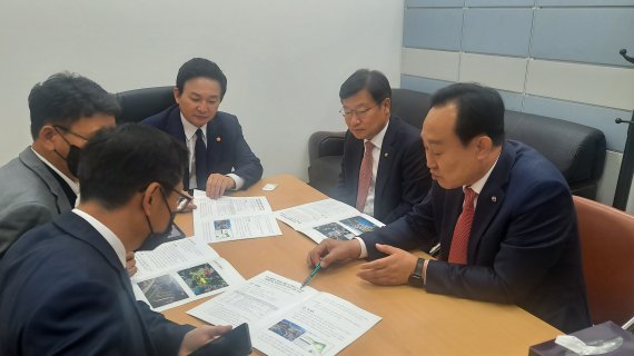 지난 10일 천영기 통영시장(오른쪽)이 원희룡 국토교통부 장관(가운데)에게 국토부 소관 사업 전반에 대한 필요성과 당위성을 설명하고 있다.