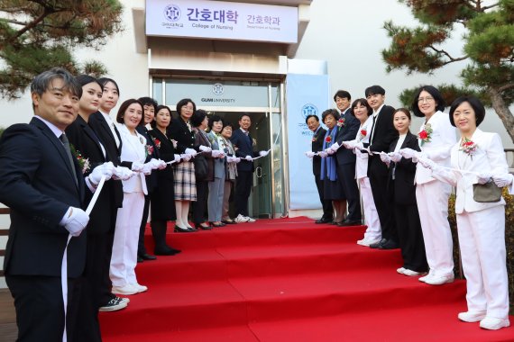 11일 경북 구미대학교에서 열린 간호대학 승격식에서 정창주 총장과 김장호 구미시장, 신경림 대한간호협회장 등 내빈들이 현판식을 하고 있다. (구미대 제공) 2022.11.11/뉴스1 ⓒ News1 정우용 기자