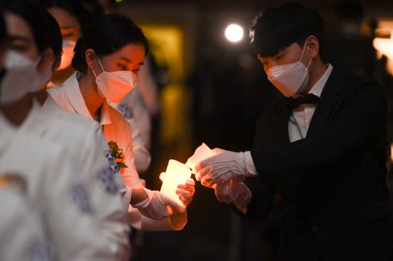 11일 열린 나이팅게일 선서식에서 구미대 간호학과 2학년 학생들이 촛불을 들고 선서를 하고 있다. (구미시 제공) 2022.11.11/뉴스1 ⓒ News1 정우용 기자