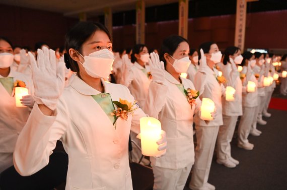 11일 경북 구미대학교에서 간호학과 2학년 학생들이 촛불을 들고 나이팅게일 선서를 하고 있다.(구미대학교 제공) 2022.11.11/뉴스1 ⓒ News1 정우용 기자