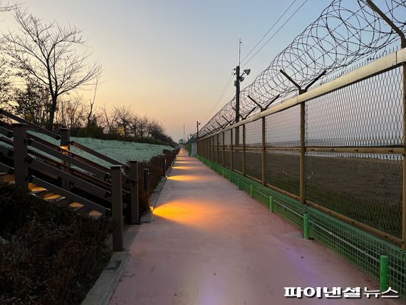 김포시 조류생태공원 산책로 개방…철책철거