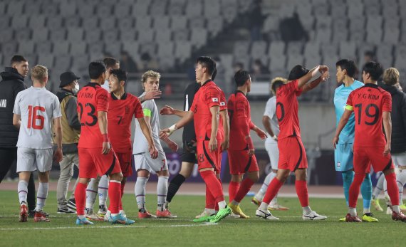 [화성=뉴시스] 조성우 기자 = 11일 오후 경기 화성종합경기타운에서 열린 하나은행 초청 축구 국가대표 평가전 대한민국과 아이슬란드의 경기, 대한민국이 선수들이 아이슬란드에 1-0으로 승리를 거둔 뒤 하이파이브 하고 있다. 2022.11.11. xconfind@newsis.com