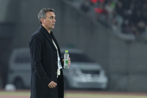 아르나르 비다르손 아이슬란드 감독이 11일 오후 경기 화성시 화성종합경기타운 주경기장에서 열린 대한민국과의 친선경기에서 선수들을 바라보고 있다. 2022.11.11/뉴스1 ⓒ News1 이광호 기자