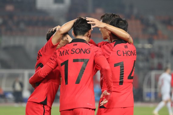 송민규가 11일 오후 경기 화성시 화성종합경기타운 주경기장에서 열린 축구 국가대표팀 친선전 대한민국과 아이슬란드의 경기 전반 선제골을 넣은 뒤 동료들과 기뻐하고 있다. 2022.11.11/뉴스1 ⓒ News1 김민지 기자