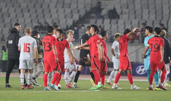 11일 오후 경기 화성시 화성종합경기타운 주경기장에서 열린 축구 국가대표팀 친선전 대한민국과 아이슬란드의 경기에서 1-0으로 승리한 대한민국 선수들이 기뻐하고 있다. 2022.11.11/뉴스1 ⓒ News1 김민지 기자