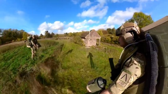 J-RF(제트 수트 대응팀) 병사 2명이 제트 수트를 이용해 공중을 날아 정찰을 하는 모습. 출처: Gravity Industries 유튜브 채널 *재판매 및 DB 금지