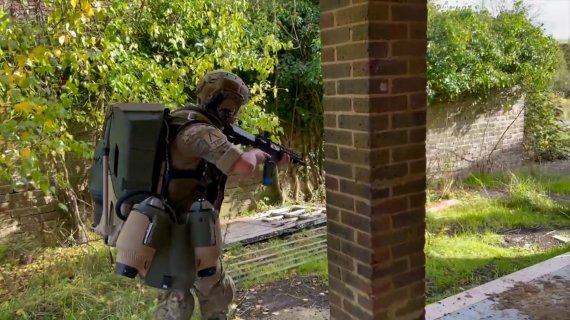 전술용 제트수트를 착용한 J-RF(제트 수트 대응팀) 병사. 출처: Gravity Industries 유튜브 채널 *재판매 및 DB 금지