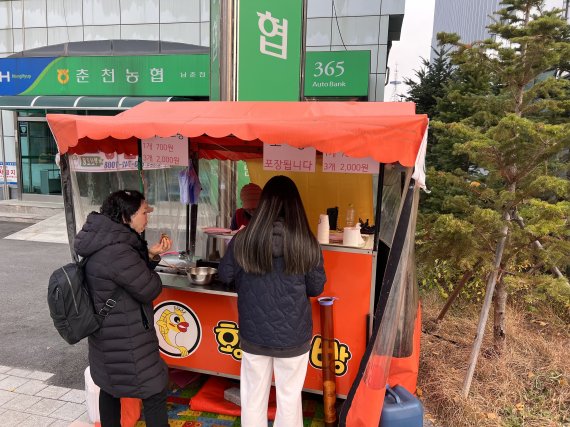 최근 강원 춘천시 효자동의 한 붕어빵 가게에 시민들이 붕어빵을 사먹고 있다.