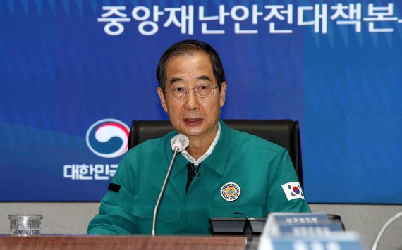 한덕수 국무총리가 12일 오전 서울 종로구 정부서울청사 중앙재난안전대책본부 상황실에서 이태원 사고 중대본 회의를 주재하고 있다. /사진=뉴스1화상