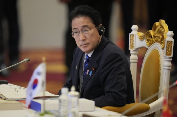 기시다 후미오 일본 총리가 12일 캄보디아 프놈펜에서 열린 아세안(ASEAN)+3 정상회의에 참석하고 있다. 사진=뉴시스