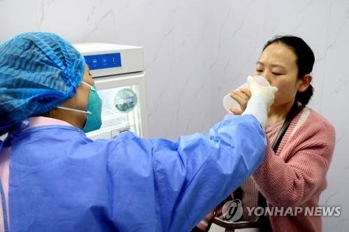 중국의 흡입형 코로나19 백신 접종 모습 (사진=로이터 연합뉴스)