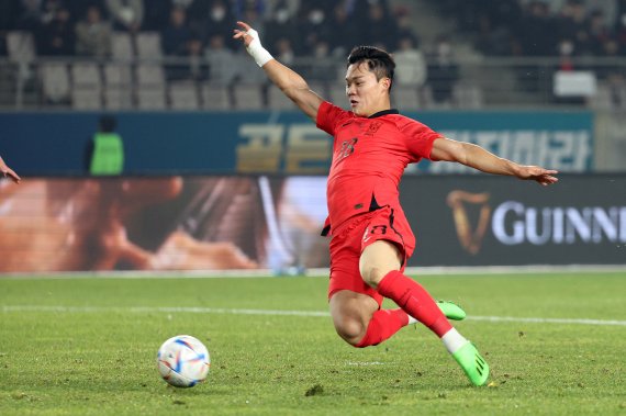 오현규가 11일 오후 경기 화성시 화성종합경기타운 주경기장에서 열린 축구 국가대표팀 친선전 대한민국과 아이슬란드의 경기 후반전에서 페널티박스 찬스를 놓치고 있다. 2022.11.11/뉴스1 ⓒ News1 이동해 기자