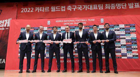 파울루 벤투 한국 축구대표팀 감독이 12일 오후 서울 광화문 교보생명빌딩에서 2022 카타르 월드컵 축구국가대표팀 최종 명단 발표를 마친 뒤 코칭스테프와 함께 기념촬영을 하고 있다. 2022.11.12/뉴스1 ⓒ News1 박지혜 기자