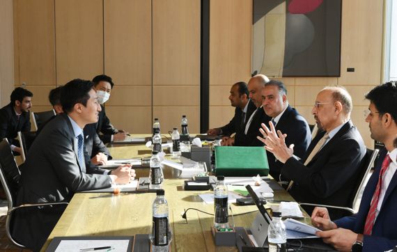 HD현대 정기선 대표(왼쪽)와 사우디 칼리드 알팔레 투자부 장관(오른쪽 두번째)이 서울 포시즌스호텔에서 환담을 나누는 모습. 현대중공업그룹 제공
