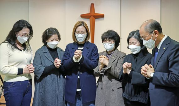 광림교회 미가엘 성가대원들이 2023 수능 수험생을 위해 기도하고 있다. 사진=박범준 기자