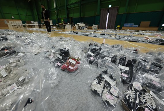 이태원 참사 현장에서 발견된 유실물들이 13일 서울 용산구 원효로 다목적체육관에 마련된 유실물 보관소에 놓여 있다. 경찰은 이날 오후 8시까지 유실물 센터를 운영한다. /연합뉴스