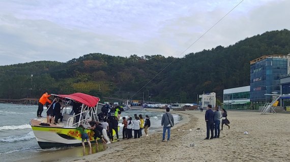 부산 해수욕장 하늘서 공포의 20분..패러세일링 하던 모자 강풍에 조난