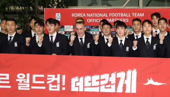 파울루 벤투 감독이 이끄는 축구 국가대표팀이 13일 오후 인천국제공항에서 카타르 월드컵 참가를 위해 도하로 출국 전 선전을 다짐하며 파이팅을 외치고 있다. 벤투호는 오는 24일 오후 10시 우루과이와의 경기를 시작으로 가나(28일 오후 10시), 포르투갈(12월3일 오전 0시)과 차례로 조별리그를 치른다. /사진=뉴스1