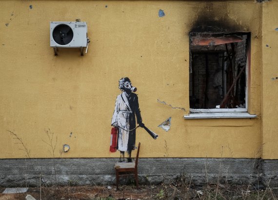 거리의 화가로 유명한 그래피티 작가 뱅크시가 우크라이나 키이우 인근 호스토멜의 한 건물에 그린 벽화가 11월 13일(현지시간) 모습을 드러냈다. 로이터뉴스1