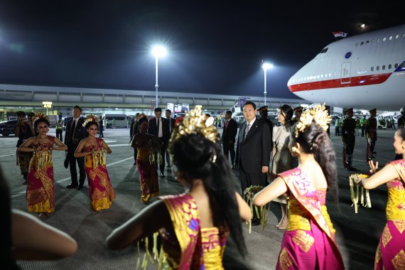 [발리=뉴시스] 홍효식 기자 = 윤석열 대통령과 부인 김건희 여사가 지난 13일(현지시간) 발리 국제공항에 도착해 환영인사들의 영접을 받고 있다. 2022.11.14. yesphoto@newsis.com