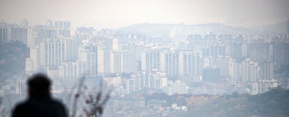 서울 남산공원에서 바라본 시내 아파트 단지의 모습. /사진=뉴시스화상