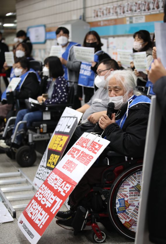 14일 오전 서울 용산구 삼각지역에서 전국장애인차별철폐연대 관계자들이 장애인권리예산 등을 촉구하는 제47차 출근길 지하철탑니다 유보 기자회견을 하고 있다. 이들은 '14일부터 18일까지 국회 국토교통상임위원회, 환경노동위원회, 교육위원회에서 장애인 이동권 등 예산이 논의된다'면서 '각 상임위원회에서 예산 반영 희망을 품고 이번 주 ‘출근길 지하철 탑니다’ 시위를 유보한다'고 밝혔다. 뉴시스 재공