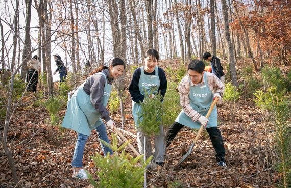 지난 11일 '코웨이 청정숲' 조성 행사에 참여한 코웨이 임직원들이 나무를 심고 있다.