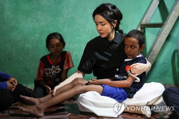 선천성 심장질환 환아 찾은 김건희 여사 (프놈펜=연합뉴스) 서명곤 기자 = 윤석열 대통령 부인 김건희 여사가 12일(현지시간) 캄보디아 프놈펜의 한 선천성 심장질환을 앓고 있는 환아의 집을 찾아 건강 상태를 살피고 있다. 김 여사는 지난 11일 헤브론 의료원을 방문했을 때 심장병 수술을 받은 아동들을 만나는 자리에 건강 상태가 좋지 않아 참석하지 못했던 이 환아의 집을 이날 방문했다. 2022.11.12 [대통령실 제공, 재판매 및 DB 금지] seephoto@yna.co.kr (끝)