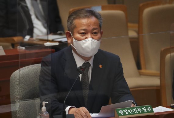 [서울=뉴시스] 최진석 기자 = 이상민 행정안전부 장관이 14일 서울 여의도 국회에서 열린 예산결산특별위원회 제9차 전체회의에 출석해 정운천 국민의힘 의원의 이 장관 '폼나게 사표' 발언 관련 질의에 답하고 있다. 2022.11.14. myjs@newsis.com