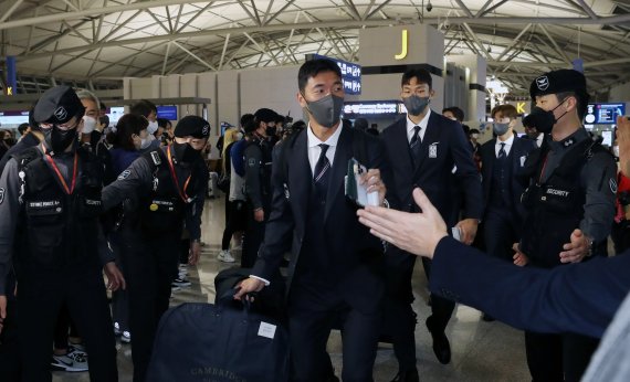 파울루 벤투 감독이 이끄는 축구 국가대표팀이 13일 오후 인천국제공항에서 카타르 월드컵 참가를 위해 도하로 출국하고 있다. 벤투호는 오는 24일 오후 10시 우루과이와의 경기를 시작으로 가나(28일 오후 10시), 포르투갈(12월3일 오전 0시)과 차례로 조별리그를 치른다. 2022.11.13/뉴스1 ⓒ News1 이승배 기자