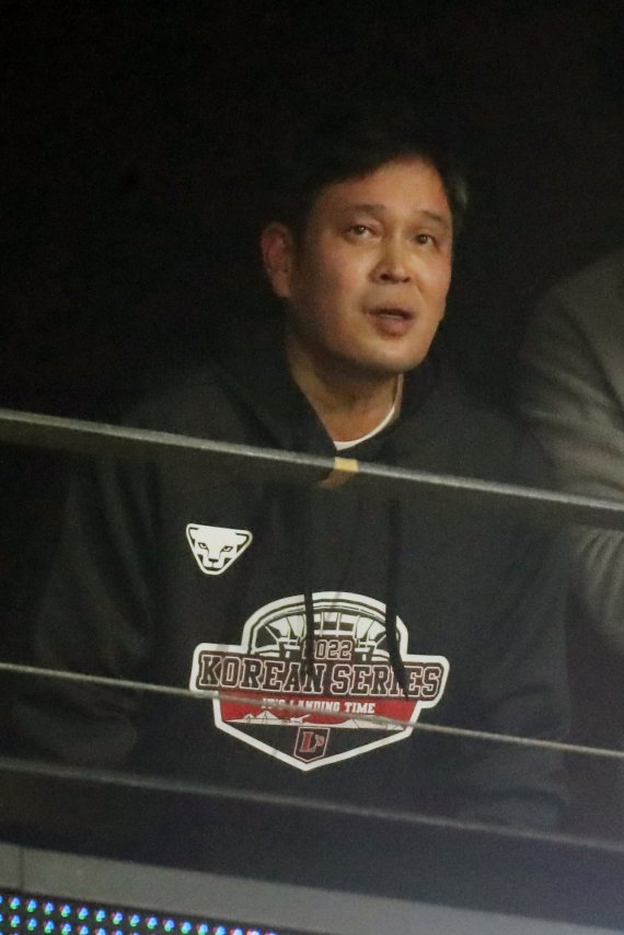 이달 8일 오후 인천시 미추홀구 SSG 랜더스필드에서 열린 프로야구 '2022 신한은행 SOL KBO 포스트시즌' 한국시리즈 6차전 키움 히어로즈와 SSG 랜더스의 경기에서 정용진 SSG 구단주가 경기를 지켜보고 있다. 2022.11.8/뉴스1 ⓒ News1 황기선 기자