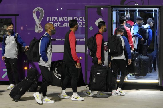 [도하=AP/뉴시스] 한국 축구대표팀 선수들이 14일(현지시간) 카타르 도하의 하마드 국제공항에 도착해 숙소행 버스에 오르고 있다. 한국은 오는 24일 2022 카타르 월드컵 조별리그 H조 우루과이와 첫 경기를 치른다. 2022.11.14.