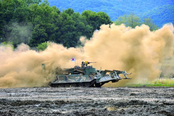 육군의 최첨단 Army TIGER 무기체계인 장애물개척전차(코뿔소)가 계룡대 기동시범장에서 유·무인 복합전투체계 전투시연을 하고 있다. 육군 제공